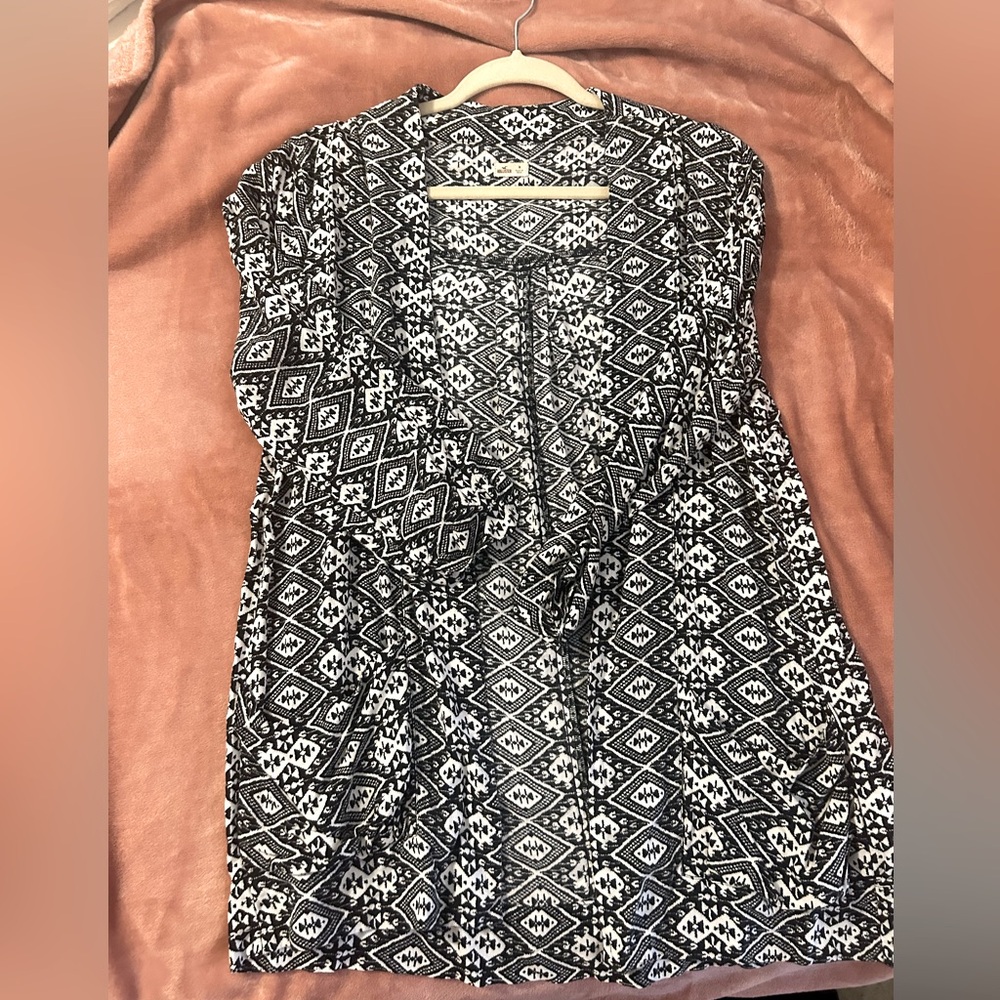 Black and white summer 3/4 sleeve light cardigan.